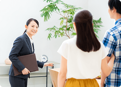 説明を受ける若い夫婦の画像