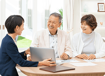 説明を受ける熟年夫婦の画像