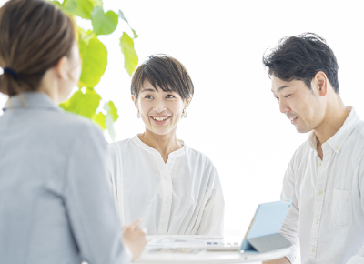 説明を受ける若い夫婦の画像