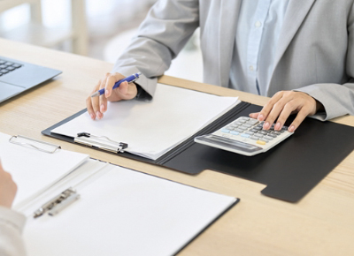 説明を受ける熟年夫婦の画像